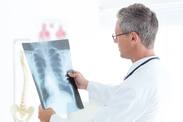 Médico cuidadoso segurando raio-x — Fotografia de Stock