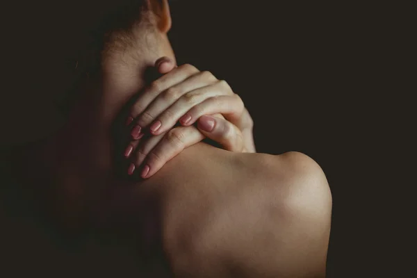 Naga kobieta z obrażeniami szyi — Zdjęcie stockowe
