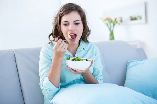 Mujer bonita comiendo tazón de ensalada — Foto de Stock