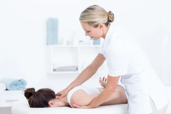 Fisioterapeuta fazendo massagem no pescoço — Fotografia de Stock