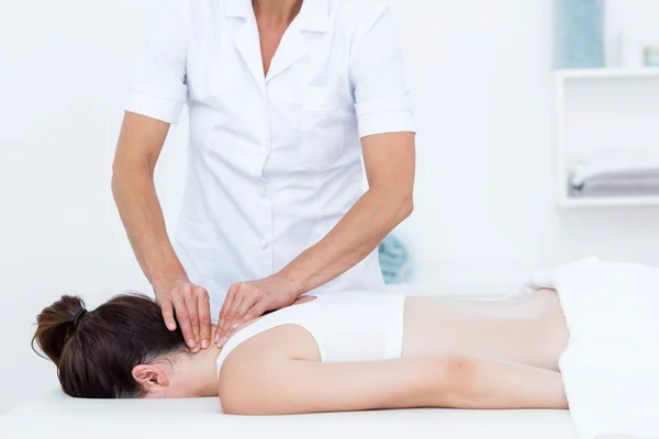 Boyun masaj yapıyor fizyoterapist — Stok fotoğraf