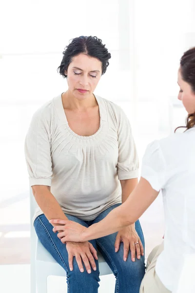 Mujer hipnotizada con su terapeuta — Foto de Stock