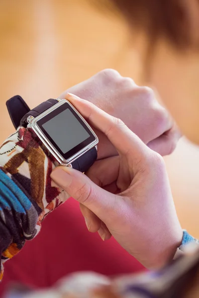 Ajuste mujer usando su smartwatch — Foto de Stock