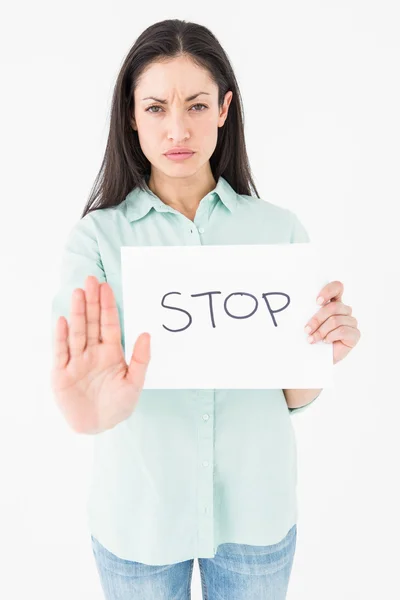 Ernsthafte Frau zeigt Stoppkarte — Stockfoto