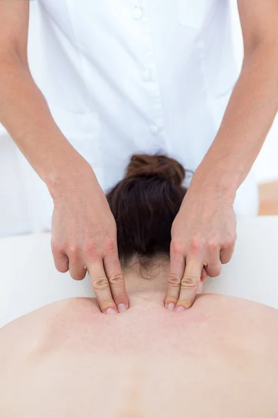 Fisioterapeuta fazendo massagem nas costas — Fotografia de Stock