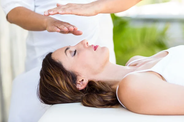 Mujer tranquila que recibe tratamiento con reiki — Foto de Stock