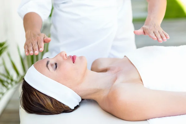 Mujer tranquila que recibe tratamiento con reiki —  Fotos de Stock