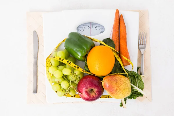 Pesaje de escamas con frutas y verduras — Foto de Stock