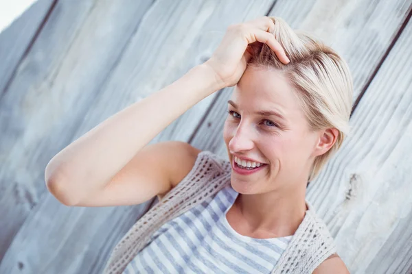 Hübsche blonde Frau lächelt — Stockfoto