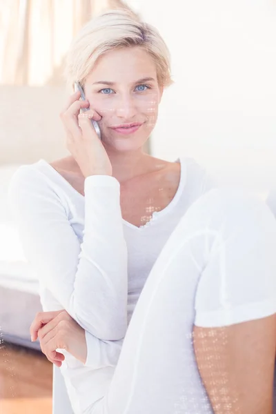 Leende blond kvinna ringer på telefon — Stockfoto