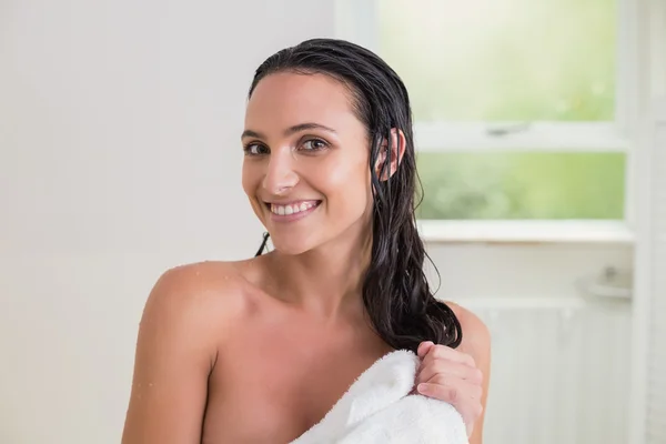 Mooie brunette afvegen van haar haren — Stockfoto