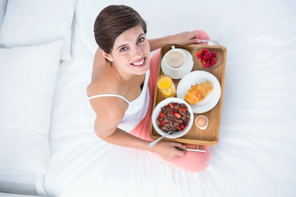 Brunetka o jej śniadanie w łóżku — Zdjęcie stockowe