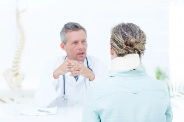 Docteur en conversation avec son patient — Photo