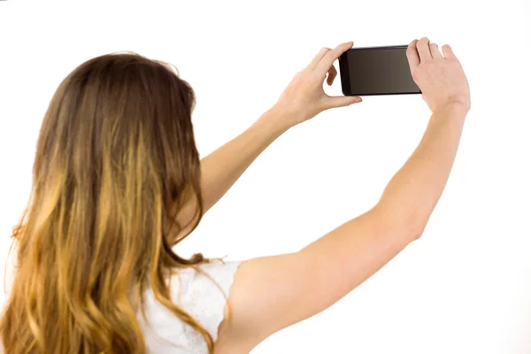 Жінка бере селфі на смартфон — стокове фото