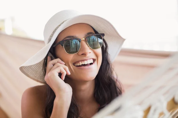 Brünette relaxen auf einer hängematte — Stockfoto