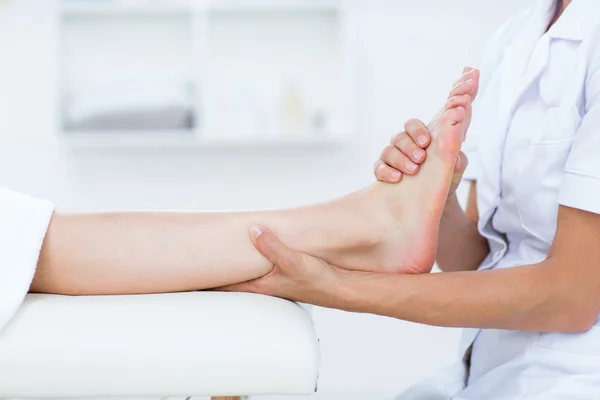 Physiothérapeute faisant massage des pieds — Photo