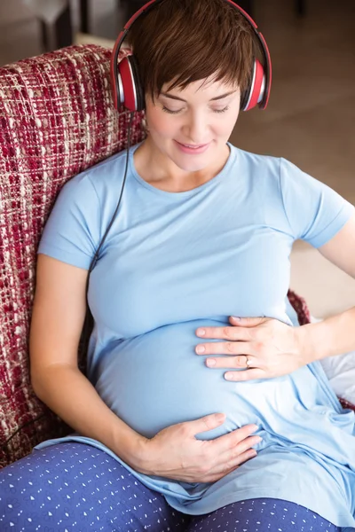 Schwangere hört Musik — Stockfoto