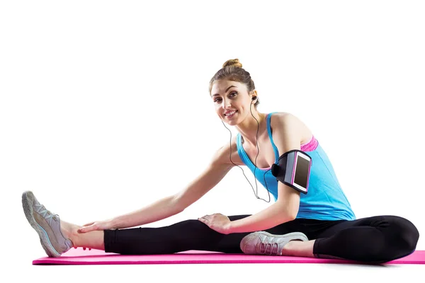 Fit mulher alongamento no tapete de exercício — Fotografia de Stock