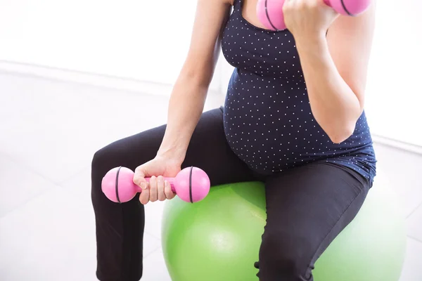 Pregnant woman keeping in shape — Stock Photo, Image
