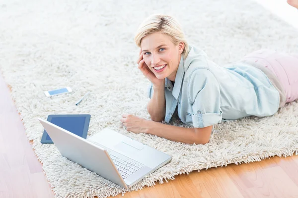 Blonde vrouw op de vloer met behulp van laptop — Stockfoto