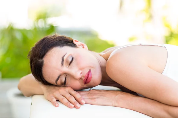 Rustige vrouw liggend op een massagetafel — Stockfoto