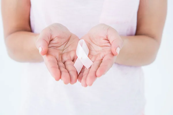 Mujer sosteniendo cinta para la conciencia del cáncer de mama — Foto de Stock