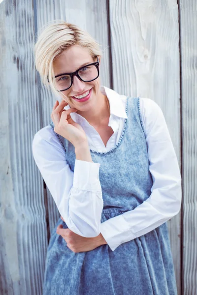 Mulher loira usando óculos hipster — Fotografia de Stock