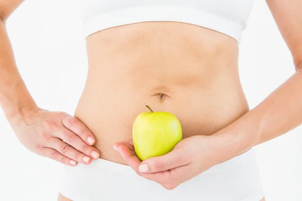 Fitte Frau mit einem Apfel in der Hand — Stockfoto