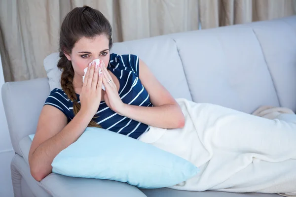 Mujer enferma sonándose la nariz — Foto de Stock