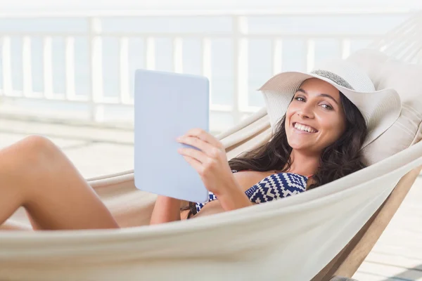 Mooie brunette gebruiken, tablet pc — Stockfoto