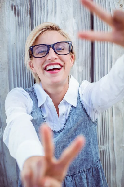 Mulher loira usando óculos hipster — Fotografia de Stock