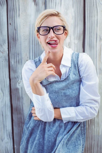 Bella donna bionda che si diverte — Foto Stock