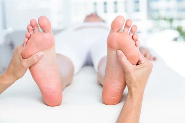 Fisioterapeuta masajeando el pie de sus pacientes — Foto de Stock