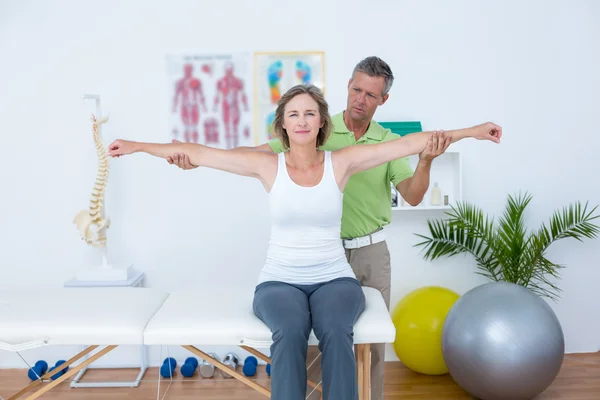 Arzt streckt seinen Patienten die Arme aus — Stockfoto