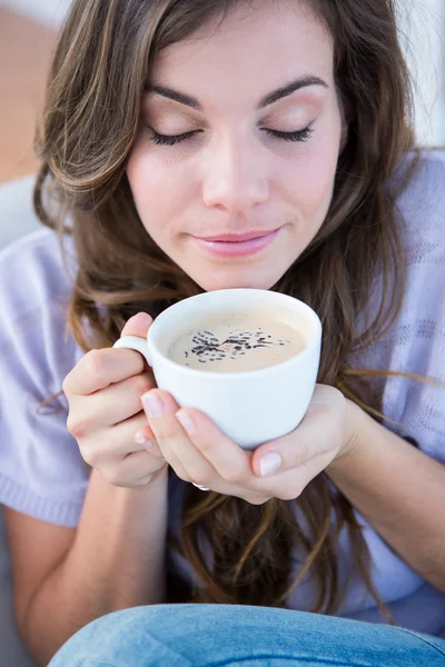 Pretty woman drinking cup of coffee — Stock Photo, Image