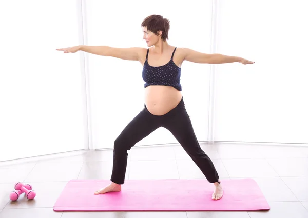 Zwangere vrouw houden in vorm — Stockfoto