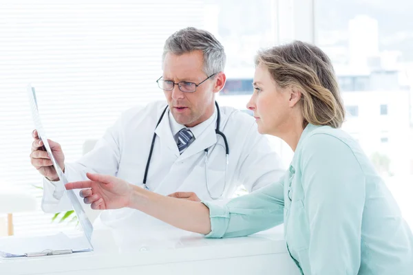 Arzt im Gespräch mit seinem Patienten — Stockfoto