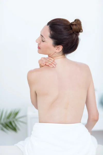 Mujer tocando su hombro — Foto de Stock