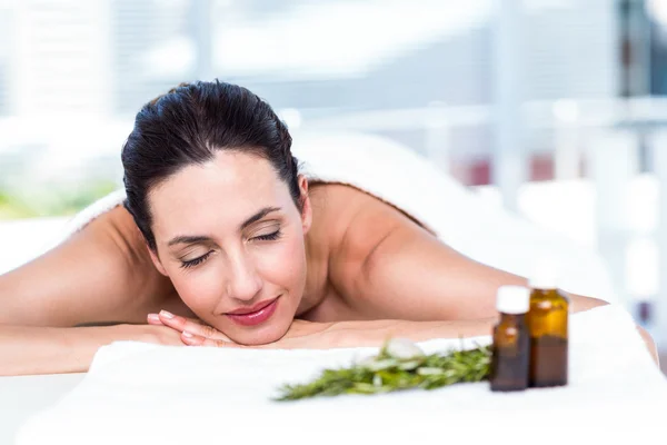 Frau bekommt eine Aromatherapie — Stockfoto