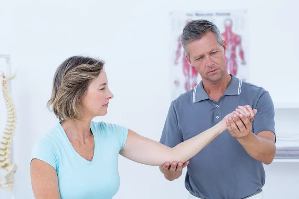 Docteur étirant le bras de ses patients — Photo