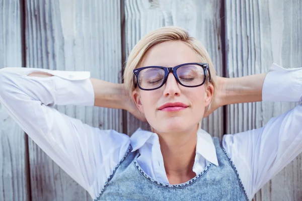 Hübsche blonde Frau entspannt sich — Stockfoto