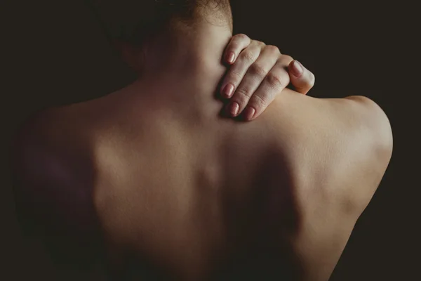 Femme nue avec une blessure à l'épaule — Photo
