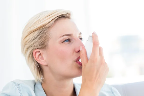 Mujer rubia bonita usando inhalador — Foto de Stock