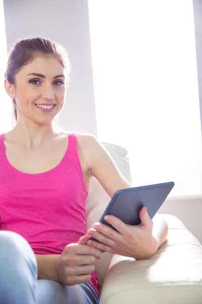 Casual vrouw met behulp van haar tablet-pc — Stockfoto