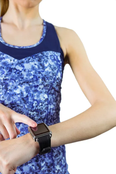 Brunetta donna utilizzando il suo smartwatch — Foto Stock