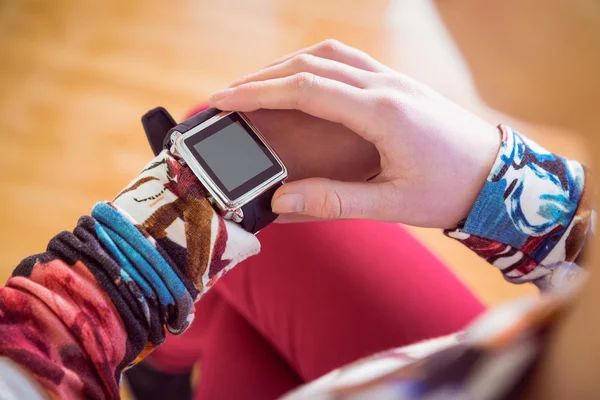 Mulher magro usando seu smartwatch — Fotografia de Stock