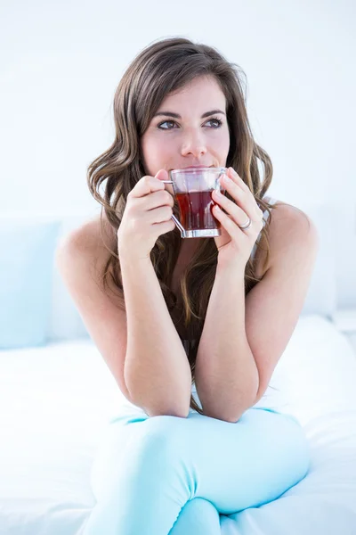 Mujer pensativa bebiendo una taza de té —  Fotos de Stock