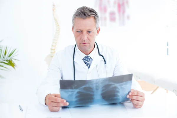 Médecin réfléchi tenant des rayons X — Photo