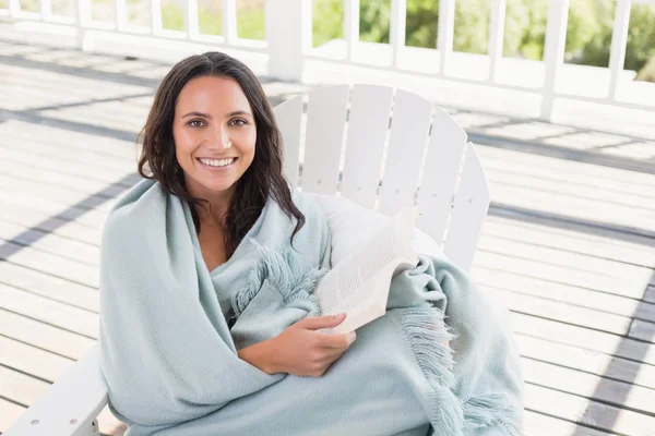 Mooie brunette lezen van een boek — Stockfoto