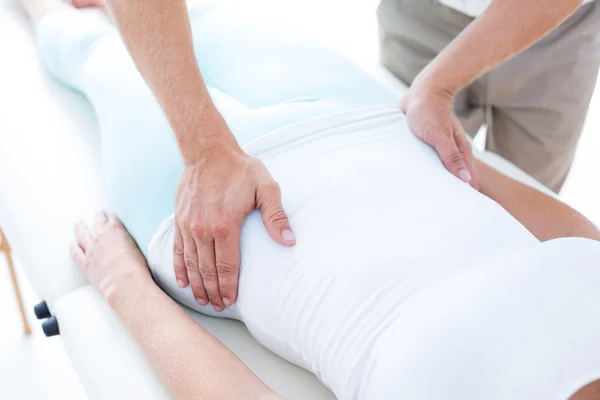 Fysiotherapeut behandeling van zijn patiënten maag — Stockfoto